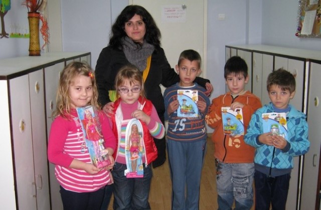Подаръци за децата от Центъра за социална интеграция и рехабилитация в Стралджа