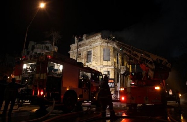Голям пожар в центъра на Варна вдигна на крак огнеборци