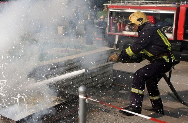Цяла нощ пожарникари гасиха горящия цех на „Оргахим” в Русе
