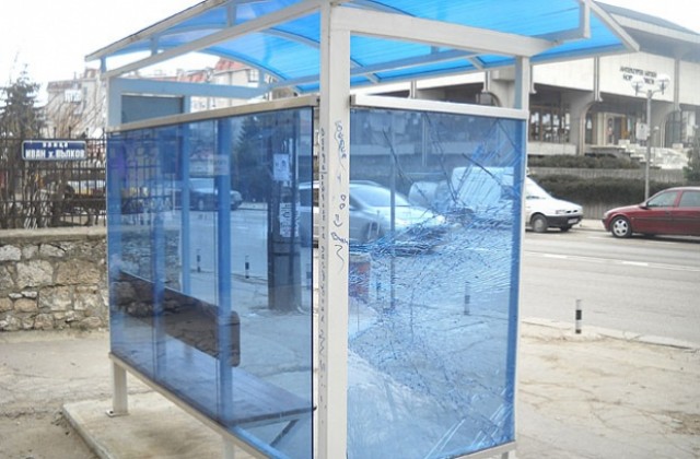 Вандали трошат ремонтираните спирки в Добрич
