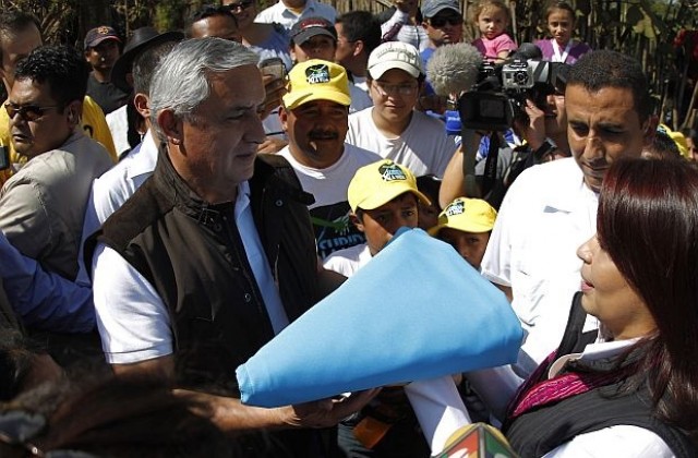 12 000 души образуваха жива верига около вулкан в Гватемала срещу домашното насилие