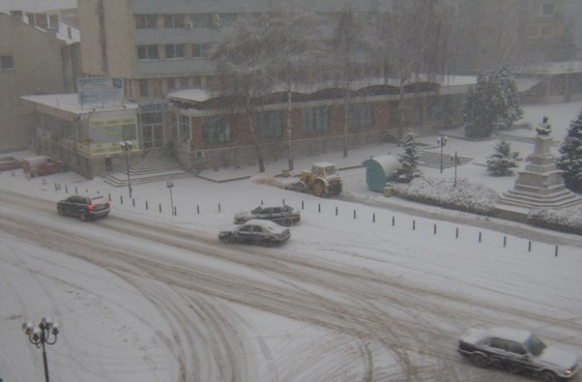 Шест машини чистят снега в Горна Оряховица