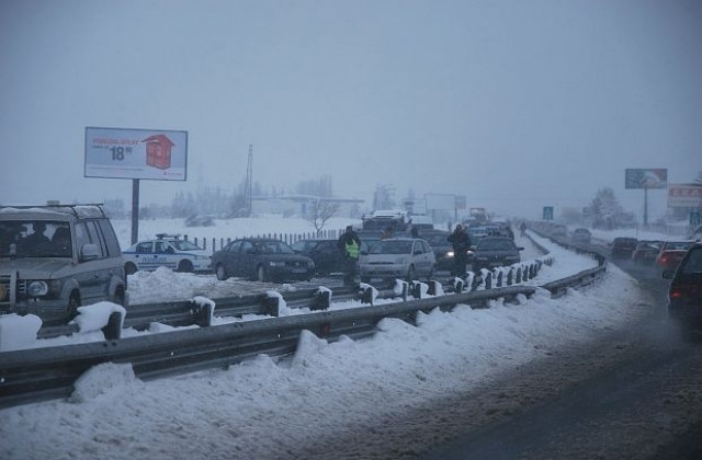 Пет автомобила в снежен капан между Плоска Могила и Хан Аспарухово