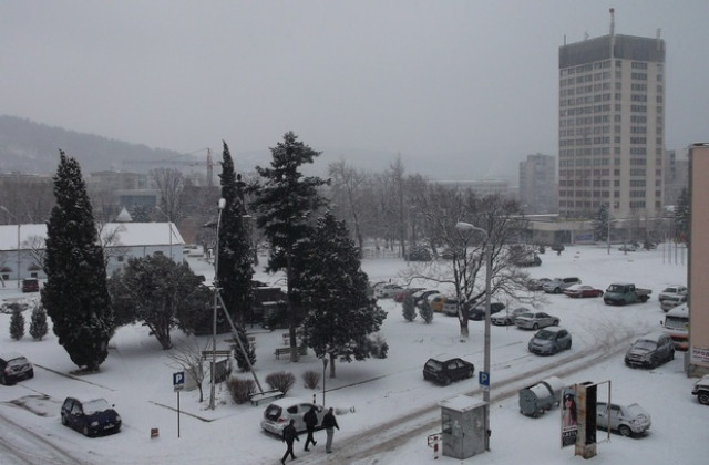 Опесъчават се главните улици в град Сливен