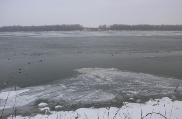 Дунав продължава да замръзва