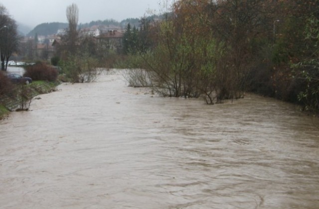 Евакуираха 40 души в Любимец, 3 села са откъснати в Симеоновградско
