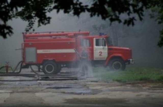 Пожарникари оказват помощ на бедстващи хора в Ямболско