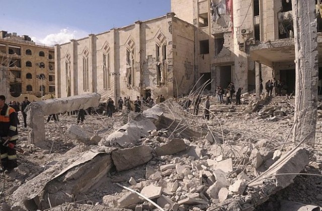Две експлозии разтърсиха сирийския град Алепо, танкове щурмуват Хомс