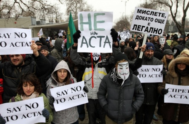Около 500 души протестираха срещу ACTA във Варна