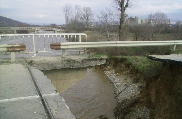 Устоите на мостовете по река Струма са подкопани, заради добива на инертни материали
