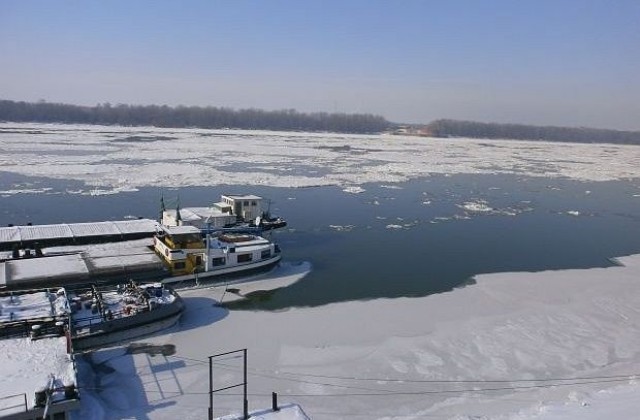 Ледовият запор стигна до Дунав мост; възможно е да затворят съоръжението