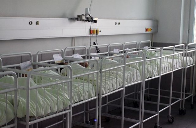 Седмично по едно новородено бебе се изоставя от майката в областната болница в Сливен