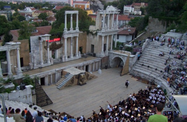 Потим великотърновци с подходящи осветление и звук на Античния театър