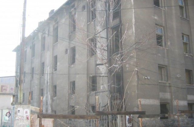 Събарят опасна сграда в Дупница
