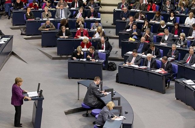 Бундестагът гласува нова помощ за Гърция