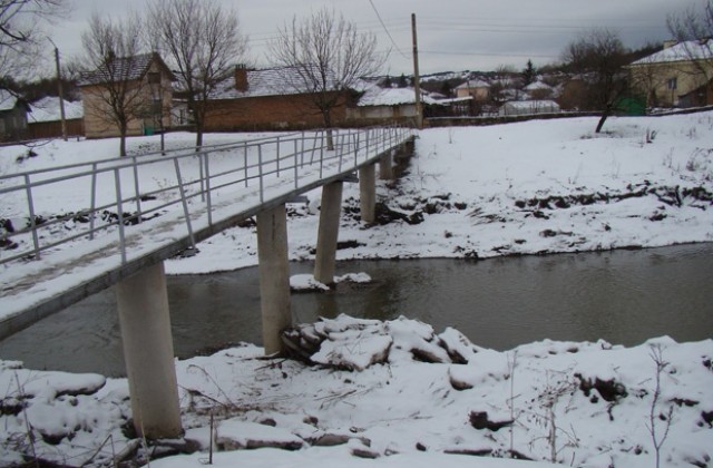 Мост стана опасен заради ледоход