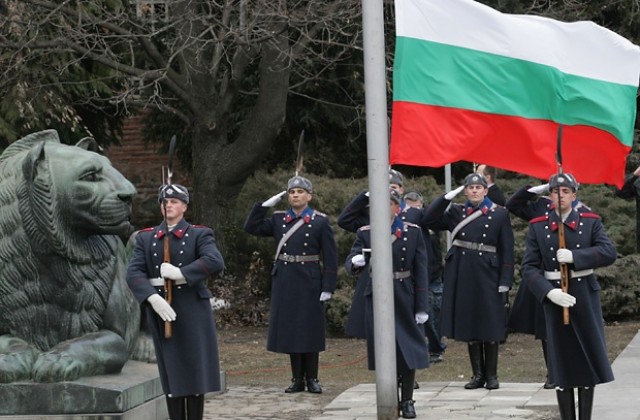Националното знаме бе издигнато пред Паметника на Незнайния воин