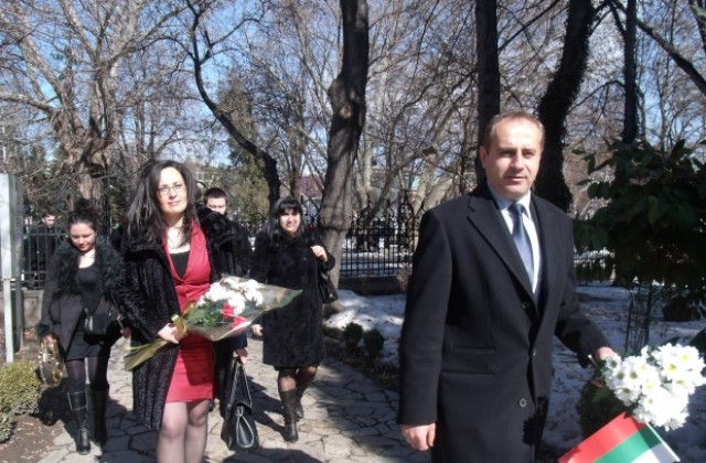 Годинова и Паунов се поклониха пред гроба на Иларион Ловчански