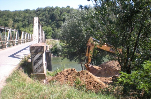 Мостът при Нисово пропада