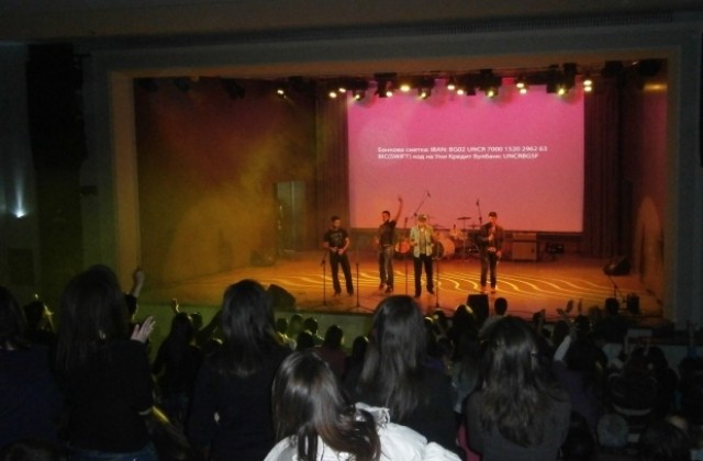 Благотворителен концерт в подкрепа на учителка в Априловска гимназия събра стотици габровци