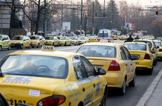 Таксиджиите вдигат цените, очакват скок с до 30%