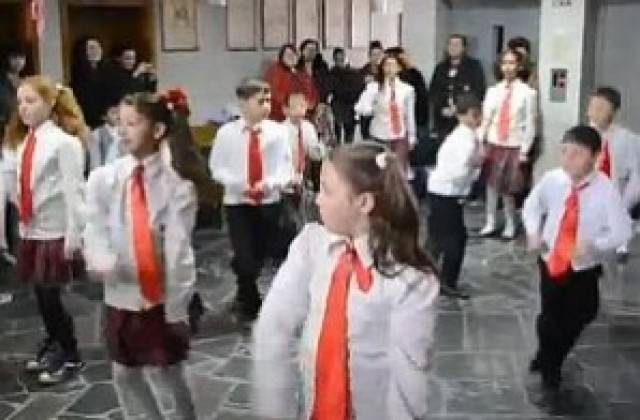 Деца танцуват за Осми март на песен на Азис в Община Видин