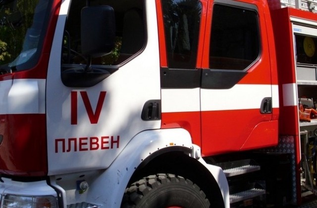 Товарен автомобил горя на първокласен път Русе - София