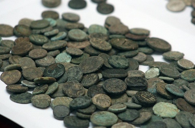 Полицай откри 2343 средновековни монети