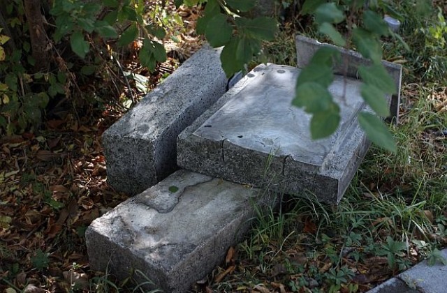 Махнаха надгробния паметник на родителите на Хитлер заради неонацисти