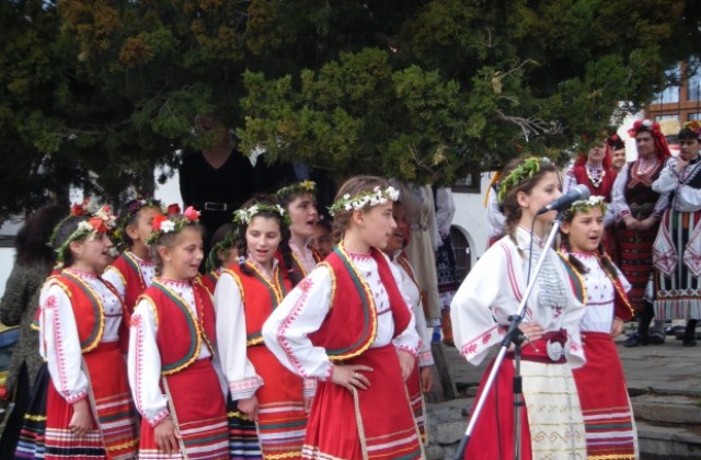 Общината подари фолклорен празник на великотърновци за Цветница