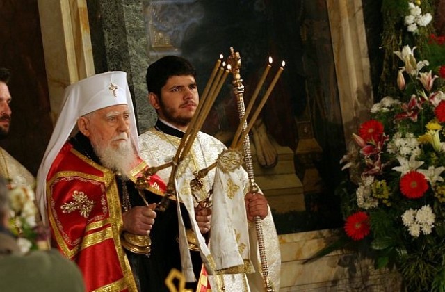 Патриарх Максим отслужи празничното богослужение за Второ Възкресение