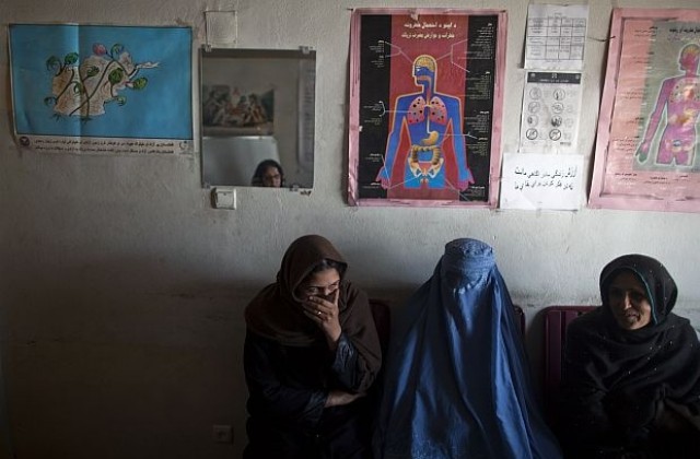 Около 150 афганистански гимназистки са се натровили от водата в училище