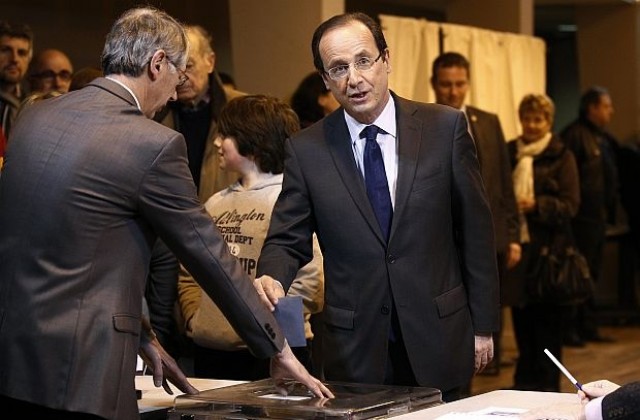 Фаворитът на президентските избори във Франция Франсоа Оланд гласува