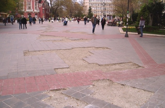 Инжстрой и лошата експлоатация виновни за натрошените плочки на площада