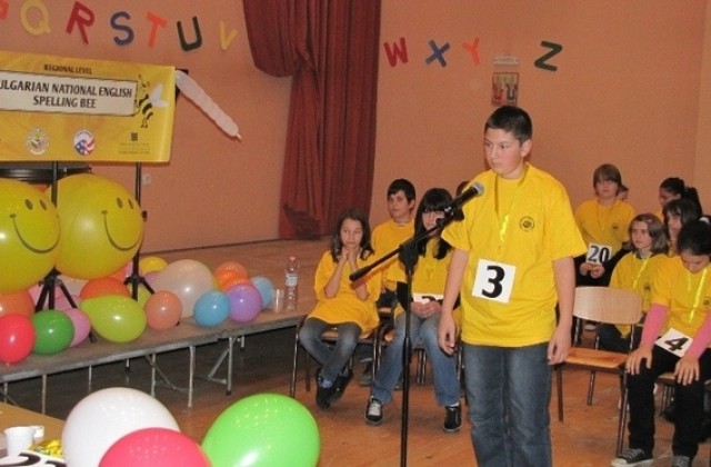 Ученици мерят знания по английски в състезанието Spelling Bee