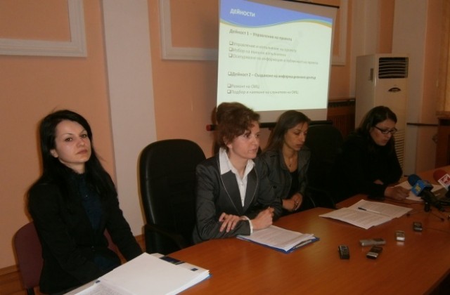 Експертите от Областен информационен център се срещат с местната власт в Бобов дол