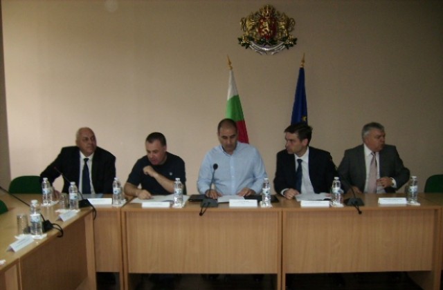 Министрите Цветанов и Найденов на среща със земеделски производители в Кюстендил