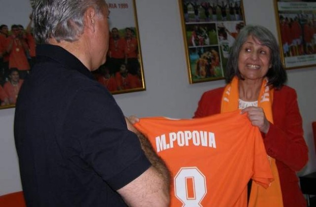 Стоичков подари фланелка с номер 8 на вицепрезидента Маргарита Попова