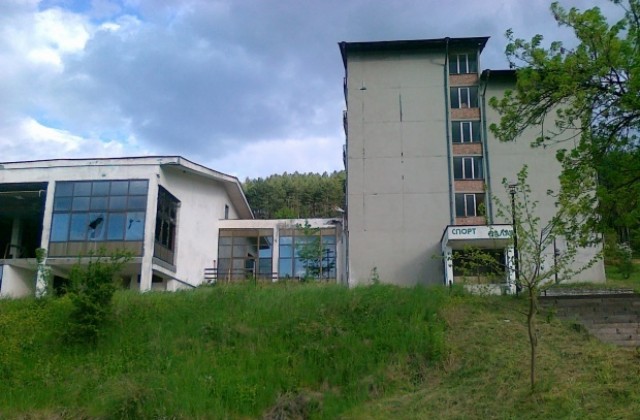 Нов етаж, панорамен лоби бар и изнесен външен басейн в бъдещия хотел Кюстендил