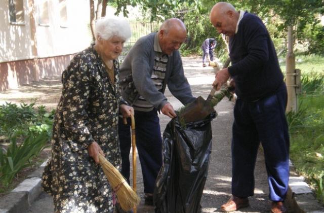 Домът за стари хора се включи в инициативата „Да почистим България за един ден”