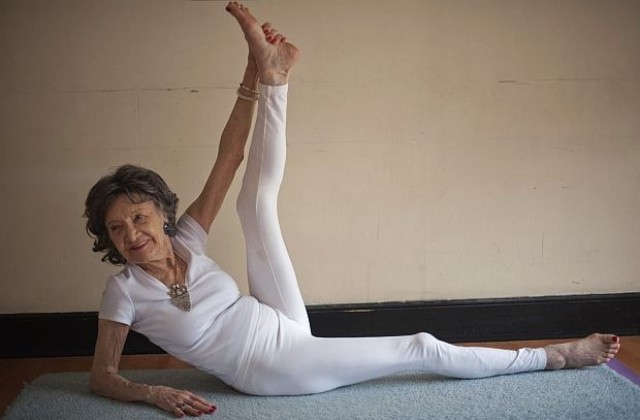 93-годишна е най-възрастната инструкторка по йога