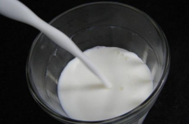 Млекопроизводителите излизат на протест срещу растителните добавки