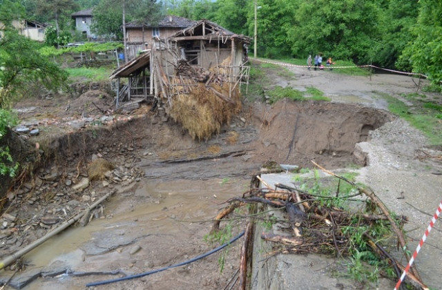 Държавата ще помогне на пострадалите от наводнението златаришки села, гарантира министър Цветанов