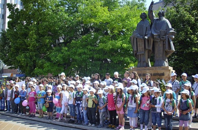 100 деца рецитираха Аз съм българче на площада