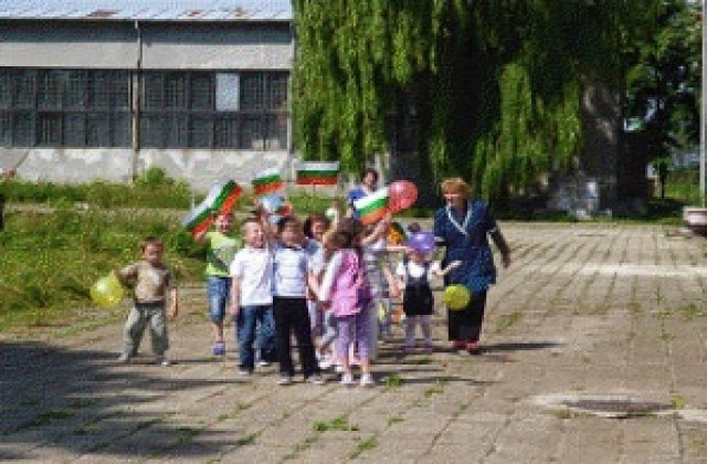 Метин Казак направи подаръци за 1 юни в село Жегларци