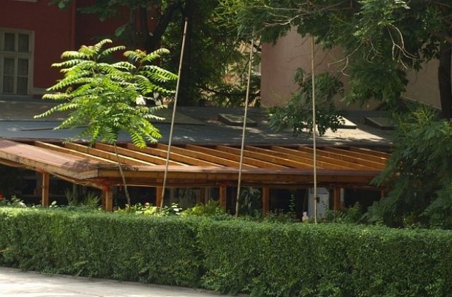 Заведенията в Пловдив махат покривите, за да останат на открито
