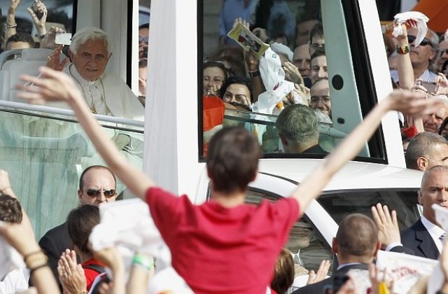 Папата пристигна на тридневна визита в Милано