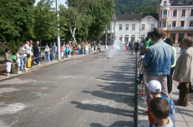 Ракетни автомодели вдигнаха адреналина на децата в Кюстендил
