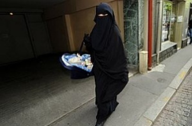 Белгийски политик предложи 250 евро за всеки, който издаде жена с бурка