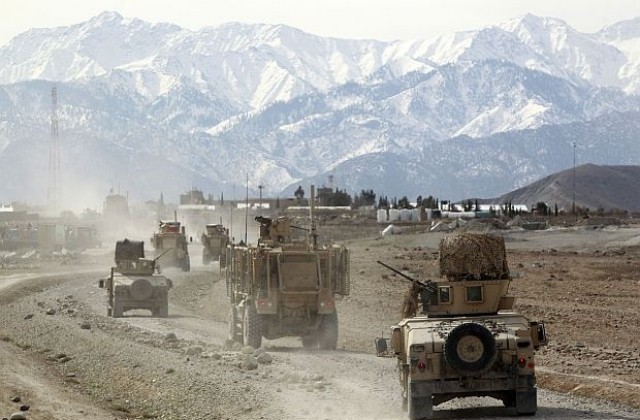 Десетки убити при атентат и въздушен удар в Афганистан